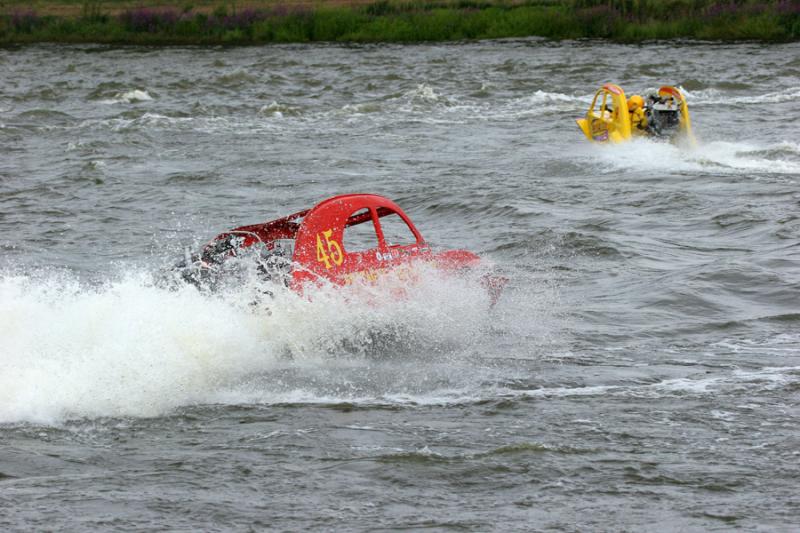 Courses de 2CV turbo-nautiques en Anjou