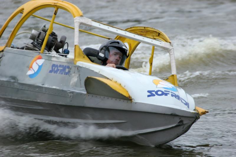 Courses de 2CV turbo-nautiques en Anjou