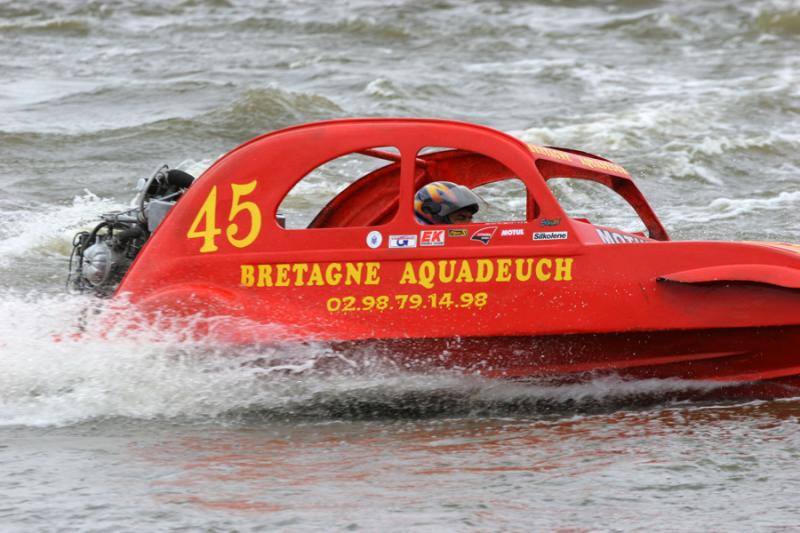 Courses de 2CV turbo-nautiques en Anjou