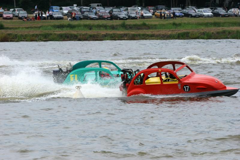 Courses de 2CV turbo-nautiques en Anjou