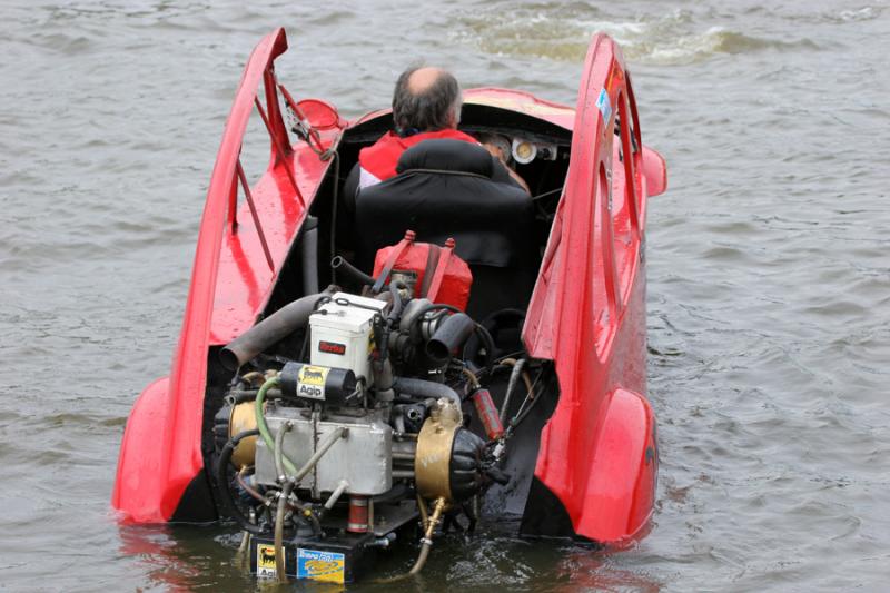 Courses de 2CV turbo-nautiques en Anjou