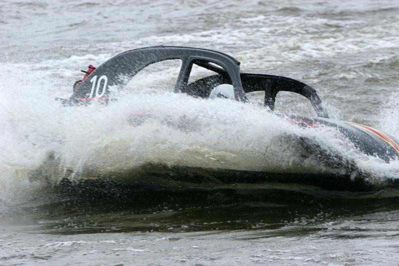 Courses de 2CV turbo-nautiques en Anjou