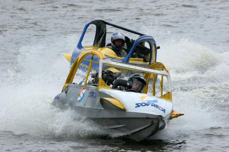 Courses de 2CV turbo-nautiques en Anjou