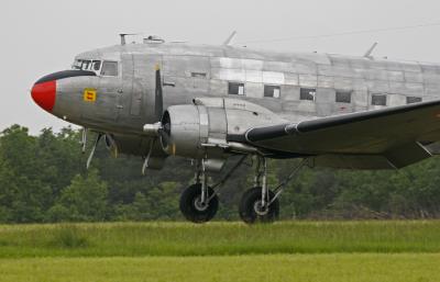 Douglas DC 3 militaire  l'atterrissage