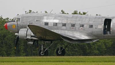 Douglas DC 3 militaire  l'atterrissage