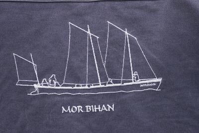 Broderie de la yole Mor Bihan sur une vareuse