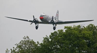 Douglas DC 3 militaire  l'atterrissage