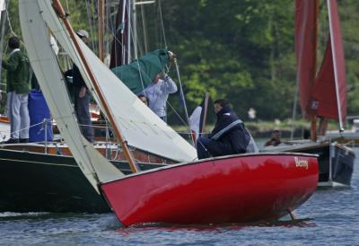 Jeudi 5 mai - Une coque rouge sur la rivire d'Auray