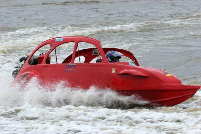 Courses de 2CV turbo-nautiques en Anjou