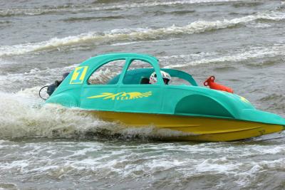 Courses de 2CV turbo-nautiques en Anjou