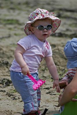 Petite fille sur la plage de l'île Berder