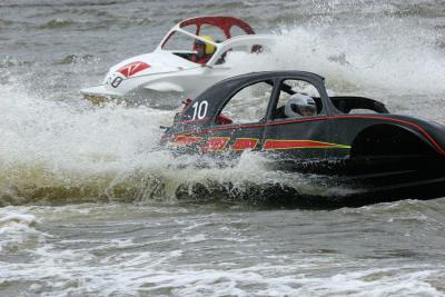 Courses de 2CV turbo-nautiques en Anjou