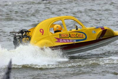 Courses de 2CV turbo-nautiques en Anjou