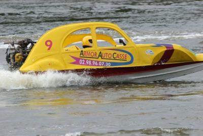 Courses de 2CV turbo-nautiques en Anjou