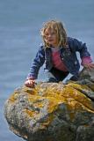 Petite fille sur les rochers