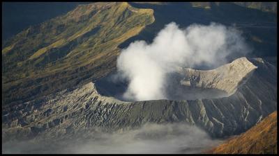  VOLCANOES IN THE SKY : A JOURNEY IN INDONESIA