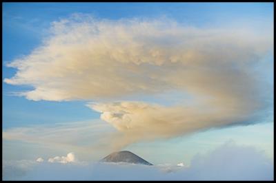  VOLCANOES IN THE SKY : A JOURNEY IN INDONESIA