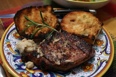 Steak with horseradish and grilled bread