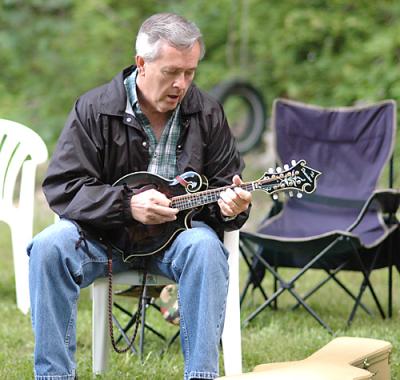 Getting ready for some pickin' and sangin.