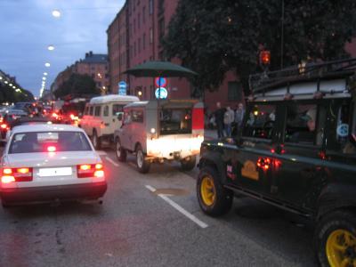 Karavanen med engelska skönheter möttes av många uppskattande kommentarer, typ:
Va, vad är det här för safari? Skall ni till afrika?
Jo, men vi svängde fel i södertälje..