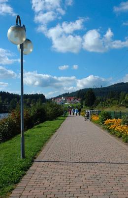 It makes a nice stroll around the peaceful lake.