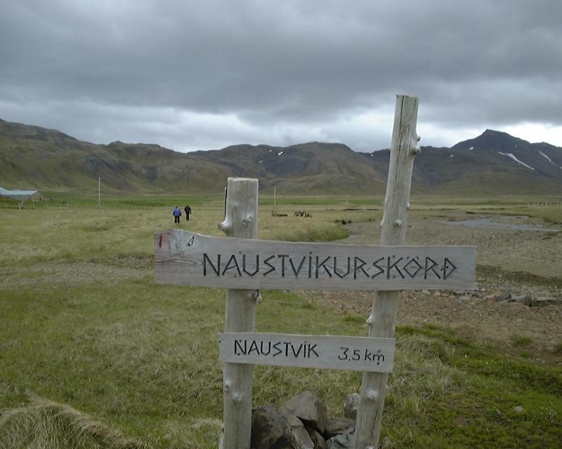Halda seint og hgt af sta. Mjakast eftir mosatnum.