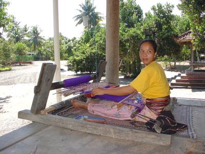 lady weaving traditional songket at Sukarara Sasak Village