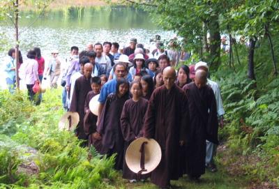 THICH NHAT HANH Zen Master Walking On