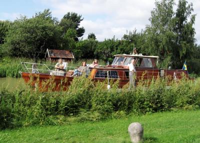 Canal voyagers