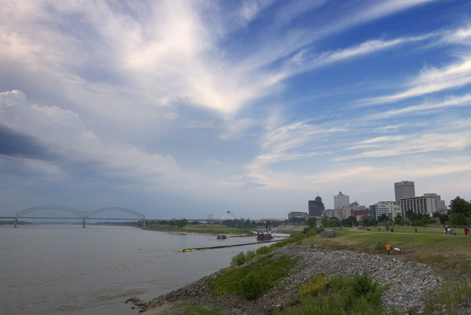 dowtown from Tom Lee park.jpg