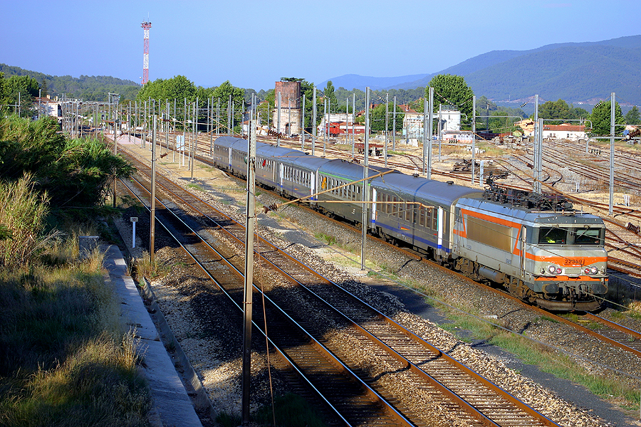 The BB22359 and an Express Regional Train at Carnoules.