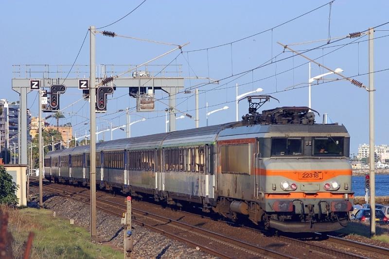 The BB22318 with the night train Nice-Lille,  Le Flandres-Riviera, at Cannes.