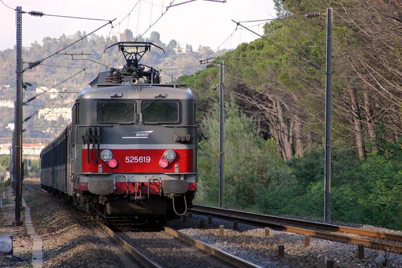 The BB25619 wearing the new livery named Multi-services, going in direction of Cannes and Nice.