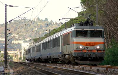 The BB22400 with a Regional Express Train at Mandelieu-La-Napoule.