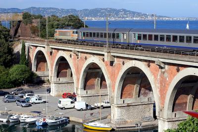 Crossing the viaduc de La Rague over the nice little harbour of Thoule-sur-Mer. In the bottom of the pic, you can see Cannes.