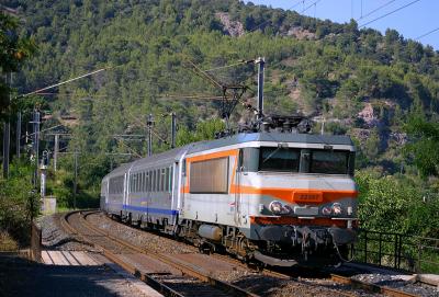 Coming from Nice, heading to Marseille... wet paint for the BB22397 at Gonfaron !