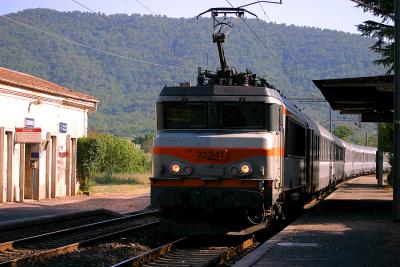 Coming from Bordeaux and Marseille, the train Le Grand Sud cross the small station of Gonfaron.