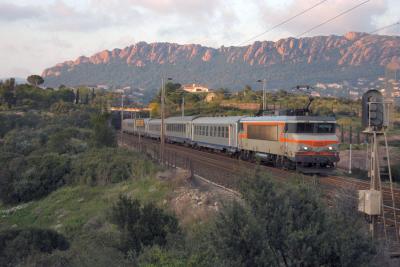 At the end of the afternoon, not far from Saint-Raphal, here is the BB22392 heading to Marseille.