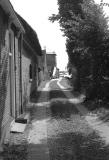 Dorpsstraat, pad naast boerderij  Ouders Wens