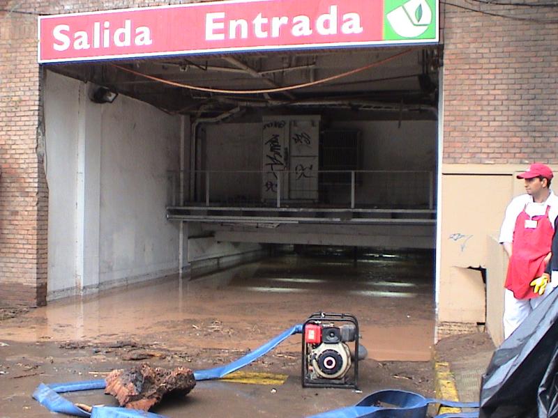 Estacionamiento subterraneo... un lago de 2m de profundidad