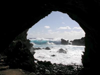 Grandes olas frente a la cueva