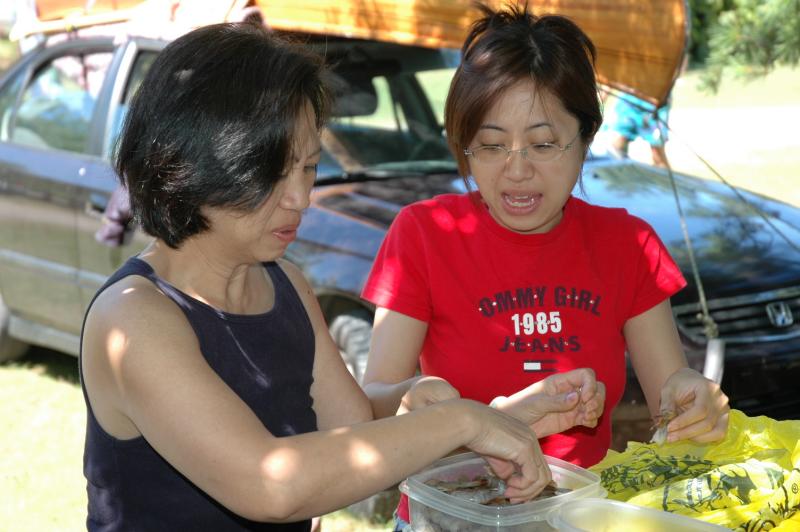 Bich & Thanh Yen lam  lau mi goi 