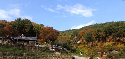 A hermitage of Eunhaesa about 3kms away from Main temple