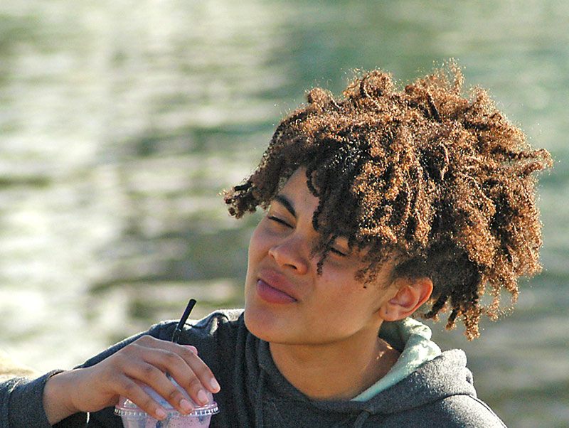 24 October 05 - A pretty face and a tangle of hair