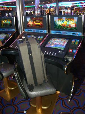 Suitcase plays the slots