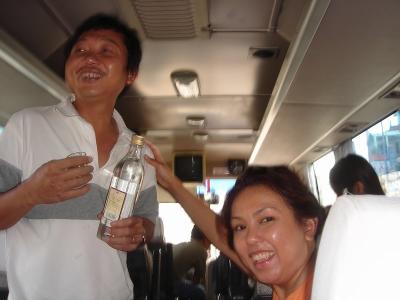 Tren xe bus cung cac ban truc chi Vung Tau