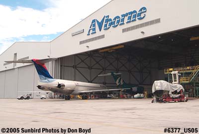 Delta Airlines MD-88 and AirTran B717-200 undergoing maintenance at Avborne aviation airline stock photo #6377