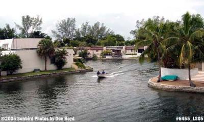 Power boat on Lake Mary in Miami Lakes photo #6455