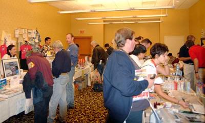 Customers and vendors in the middle room at the 2005 Boston Airline Show, photo #7222