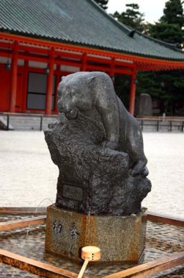 Heian Jinguu - Tiger Fountain.jpg